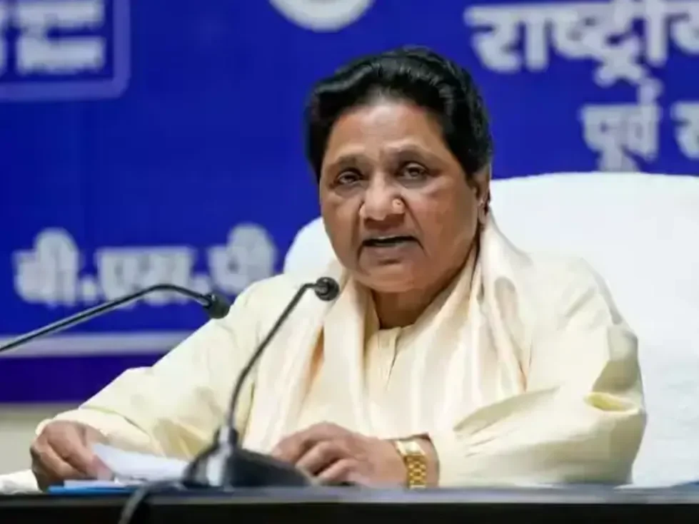 मायावती का विपक्ष पर बड़ा हमला, कहा- नीला कपड़ा पहनने से नहीं बदलेगी सोच