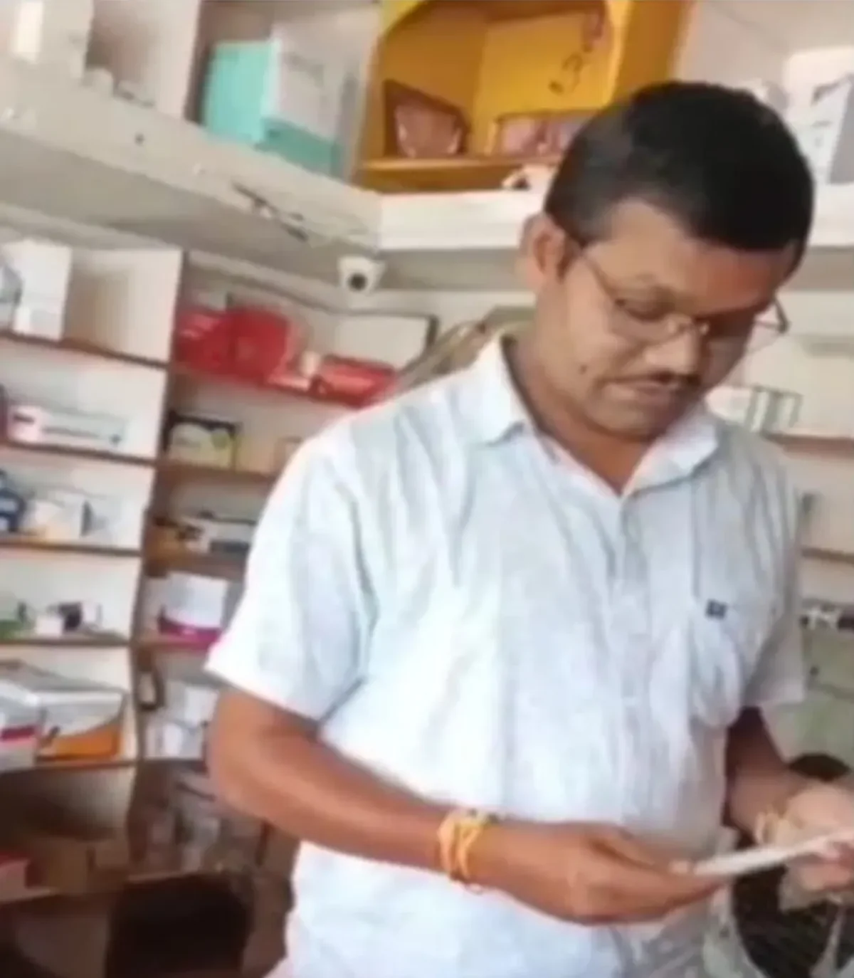 मेडिकल स्टोर में चल रहा था खतरनाक खेल? मरीज को इंजेक्शन लगाते वीडियो वायरल