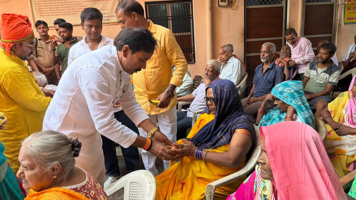 पीएम मोदी के जन्मदिन पर मंत्री अनिल राजभर ने किया रक्तदान, बोले- जीवन बचाना सबसे बड़ी सेवा