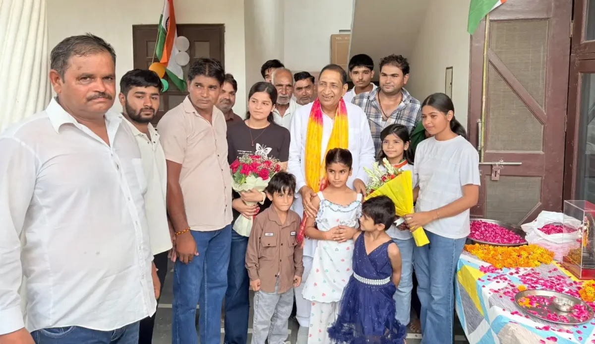 सुनपुरा गांव पहुंचे विधायक तेजपाल नागर, शहीद लख्मीचंद के परिवार को किया नमन