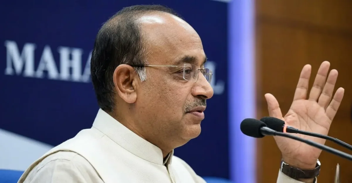 सांसद-विधायक गिड़गिड़ाते हैं, अफसर काम नहीं करते
