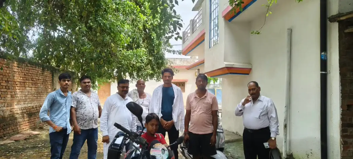 मुगलसराय चुनाव में पलटा सियासी समीकरण, माटी के लाल के लिए उमड़ा जनसमूह