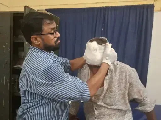 मुगलसराय गल्ला मंडी में खूनी संघर्ष: कूड़ा डालने के विवाद में सिर पर ईंट से हमला, मची अफरातफरी