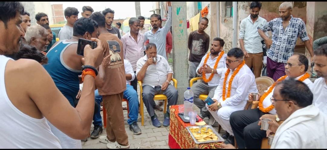 मुगलसराय राजनीति  कांशी आवास में जन संपर्क अभियान, मुकेश शर्मा बोले वादा नहीं  काम बोलेगा