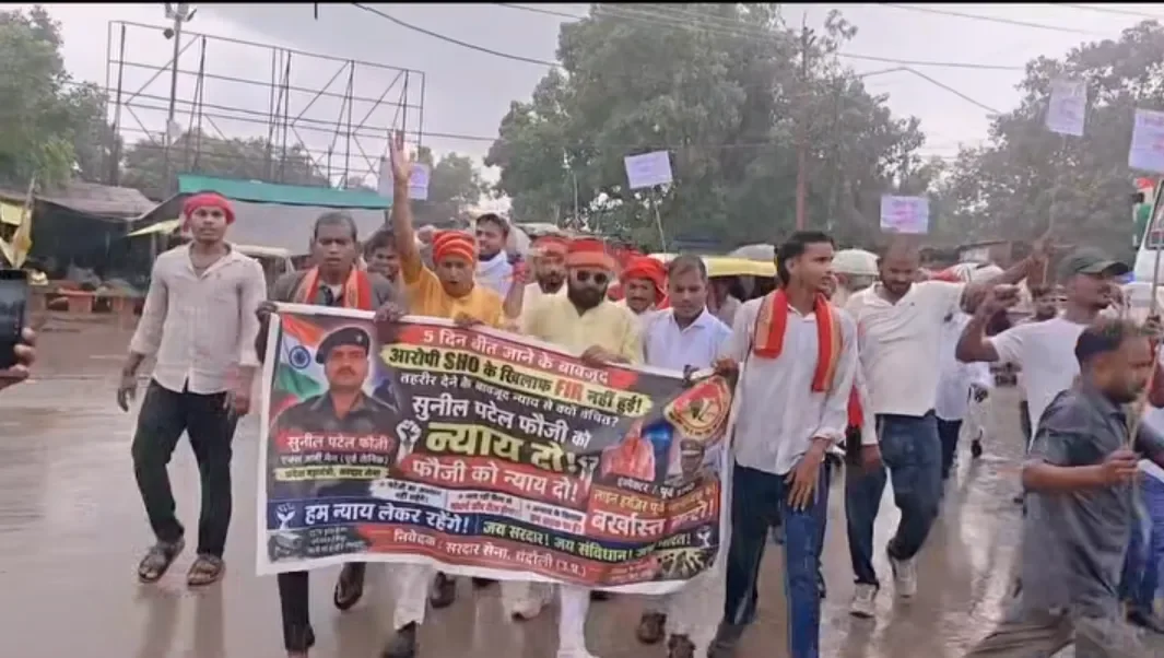 मुगलसराय कोतवाली घेराव: पूर्व सैनिक से मारपीट पर गरजी सरदार सेना, कड़ी कार्रवाई की मांग