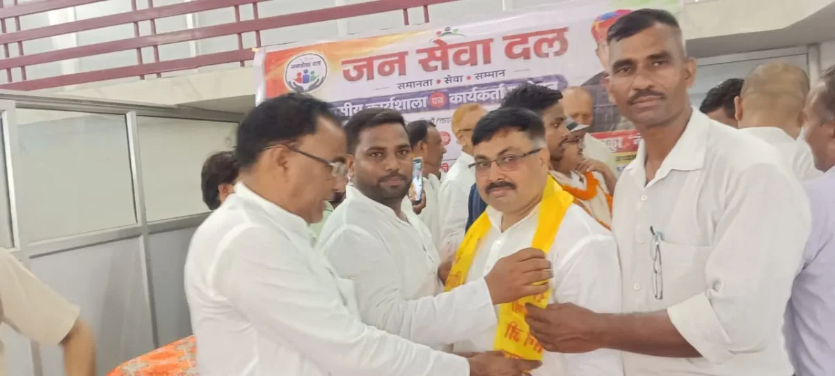 मुगलसराय में जन-संपर्क तेज: महादेवपुर गांव के लोगों ने मुकेश कुमार शर्मा को दिया समर्थन