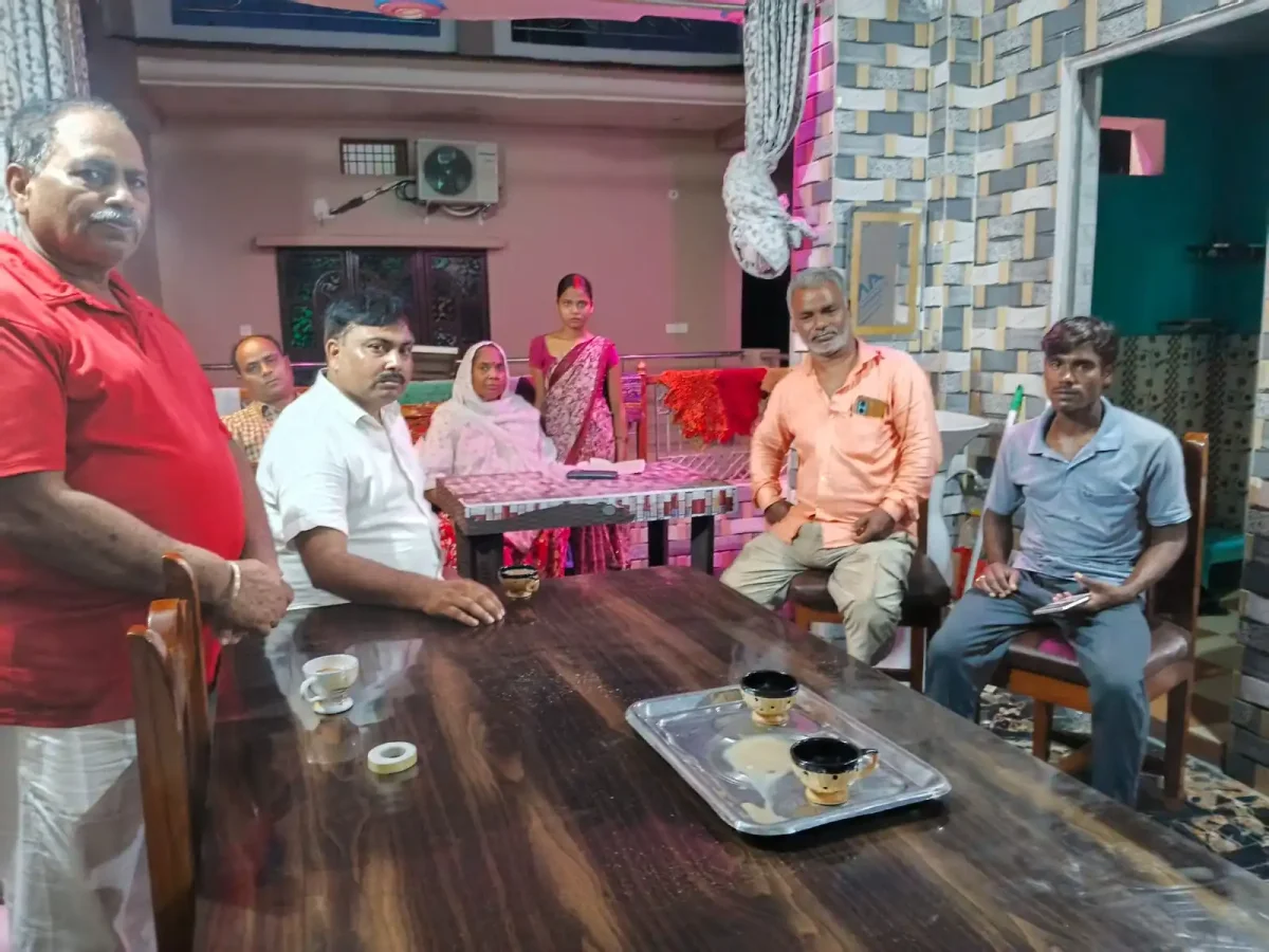 मुगलसराय में मुकेश कुमार शर्मा को मिला बुजुर्गों का आशीर्वाद, चुनावी सरगर्मी तेज