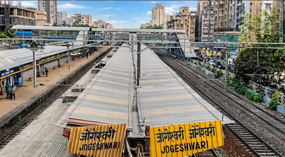 मुंबई लोकल ट्रेन में टिकट चेकिंग के दौरान बवाल, यात्री ने टीसी को जड़ा जोरदार मुक्का