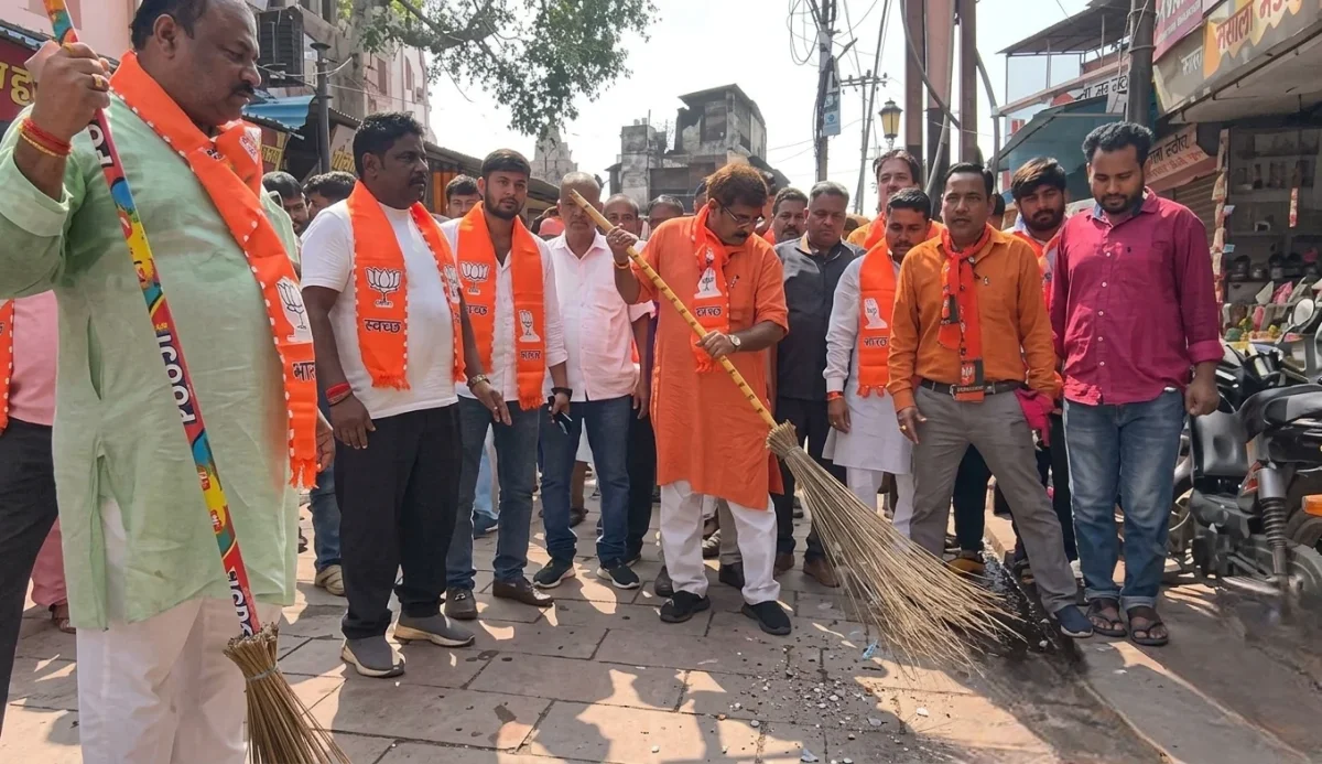 वाराणसी में विधायक नीलकंठ तिवारी ने सावन शिवरात्रि पर चलाया स्वच्छता अभियान, खुद थामा झाड़ू