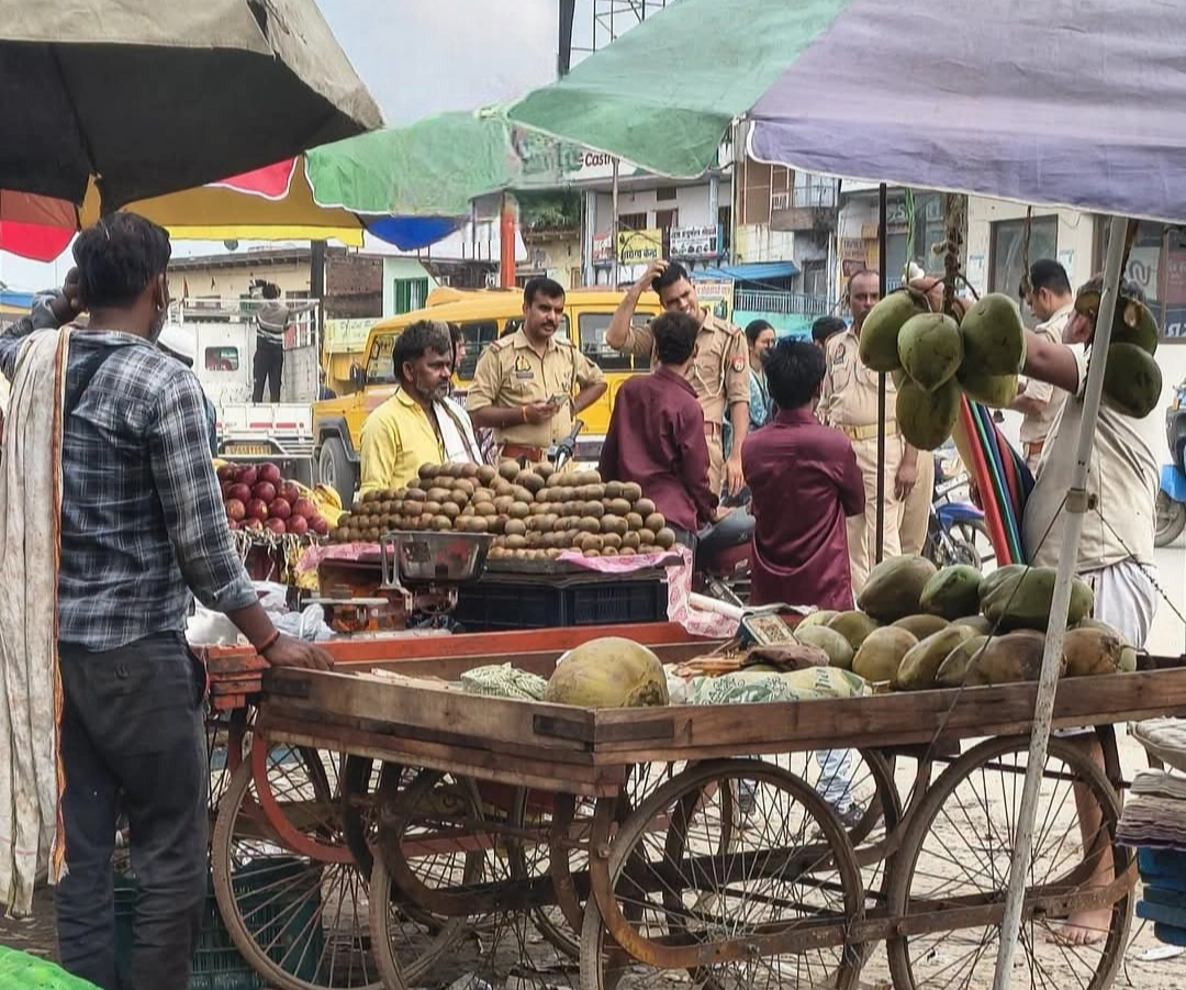 पड़ाव के 'मिस्टर इंडिया' पुलिसकर्मी: गरीबों पर चालान की बारिश, जाम लगाने वाले गायब!