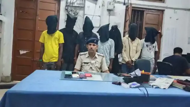 पटना जंक्शन पर जीआरपी का बड़ा एक्शन: 7 शातिर मोबाइल चोर गिरफ्तार, महंगे फोन बरामद