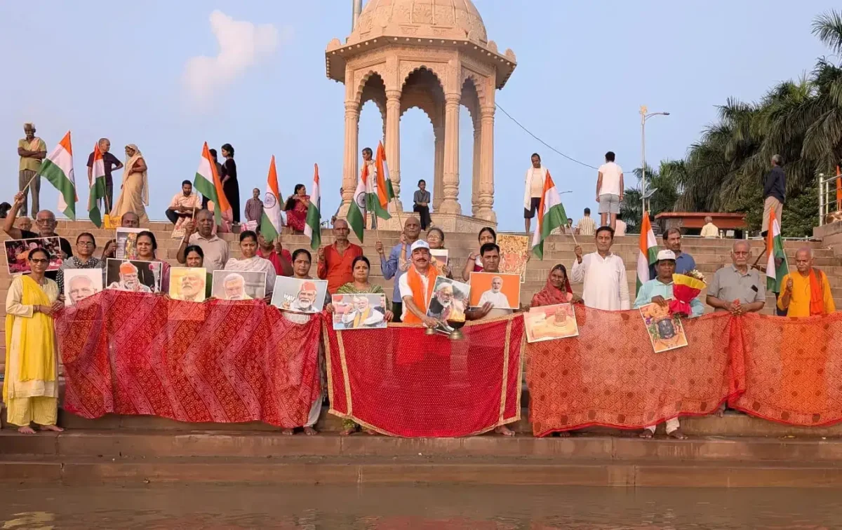 पीएम मोदी का 76वां जन्मदिन: वाराणसी में मां गंगा को अर्पित की गई 76 मीटर लंबी चुनरी