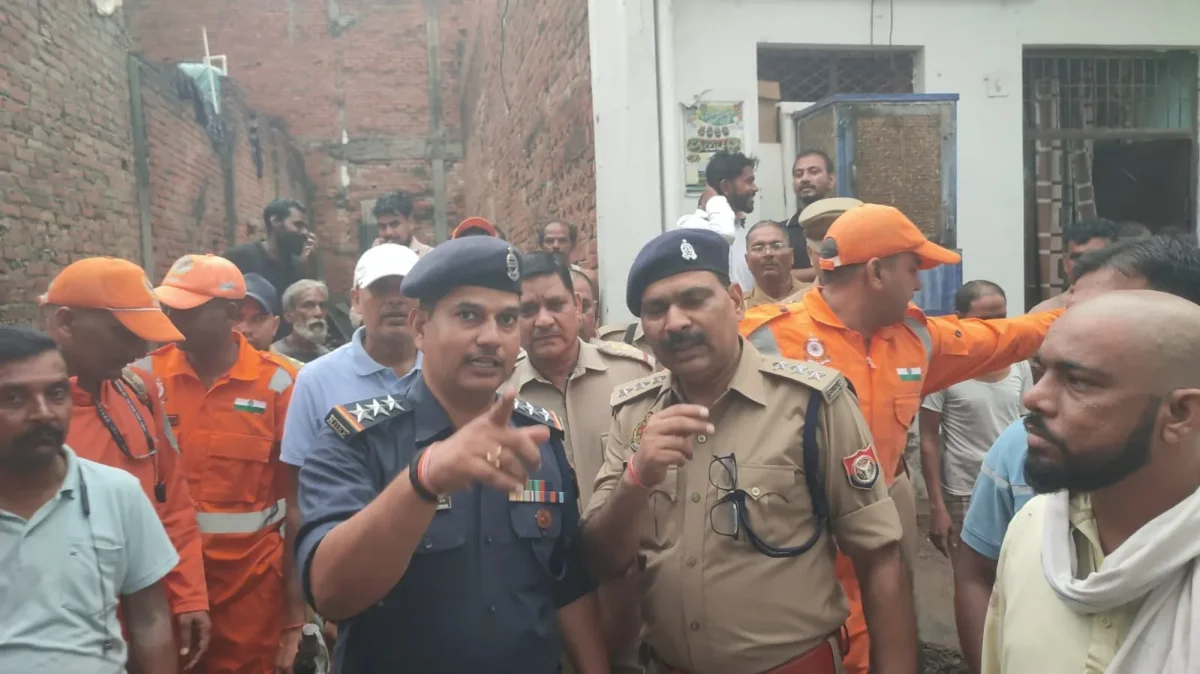 प्रयागराज में मस्जिद गिरने की झूठी अफवाह से हड़कंप, पानी में फंसे लोगों को एनडीआरएफ ने बचाया