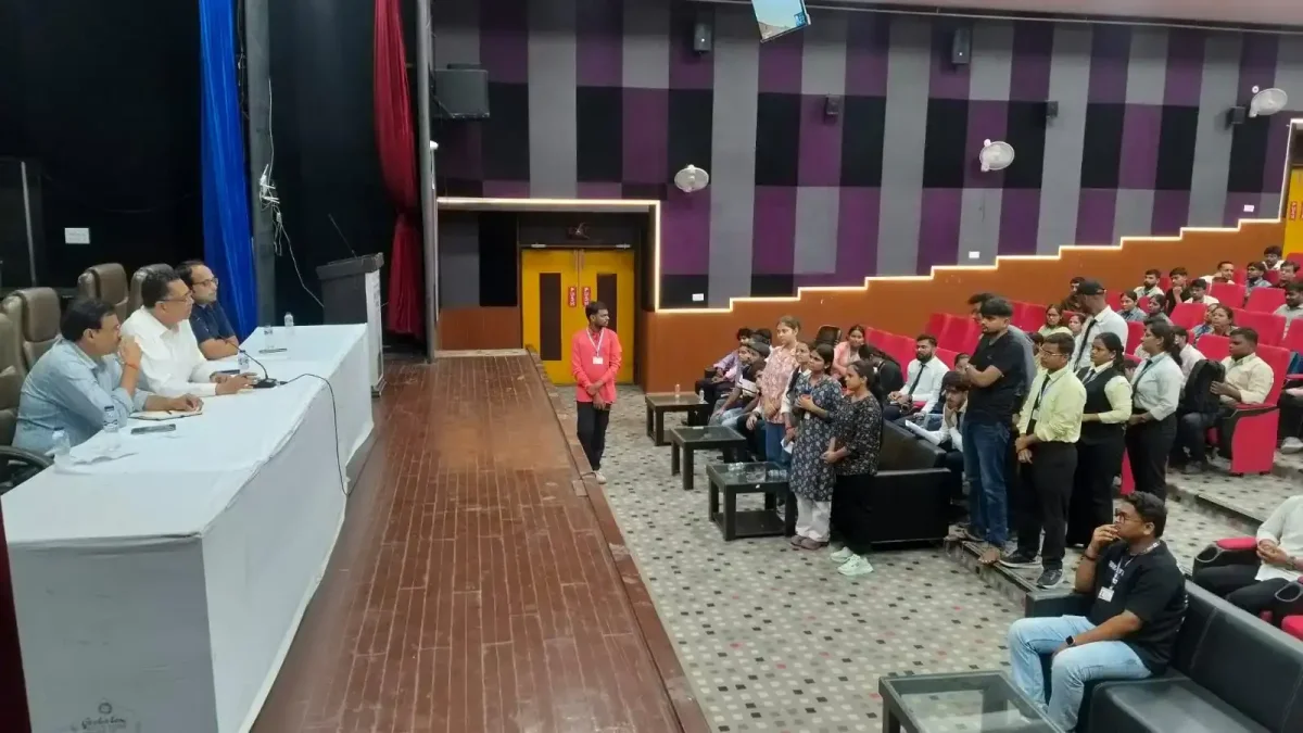 पूर्वांचल यूनिवर्सिटी: कुलपति ने छात्रों से की सीधी बात, समस्याओं के समाधान के सख्त निर्देश