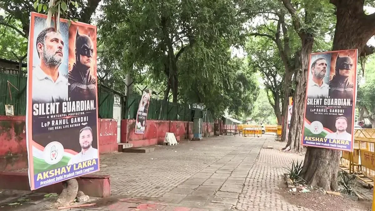दिल्ली की सड़कों पर राहुल गांधी बने 'बैटमैन', पोस्टर वार से सियासी पारा हाई