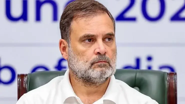 दिल्ली पुलिस की तारीफ पर भड़के राहुल गांधी, रिजिजू को घेरा