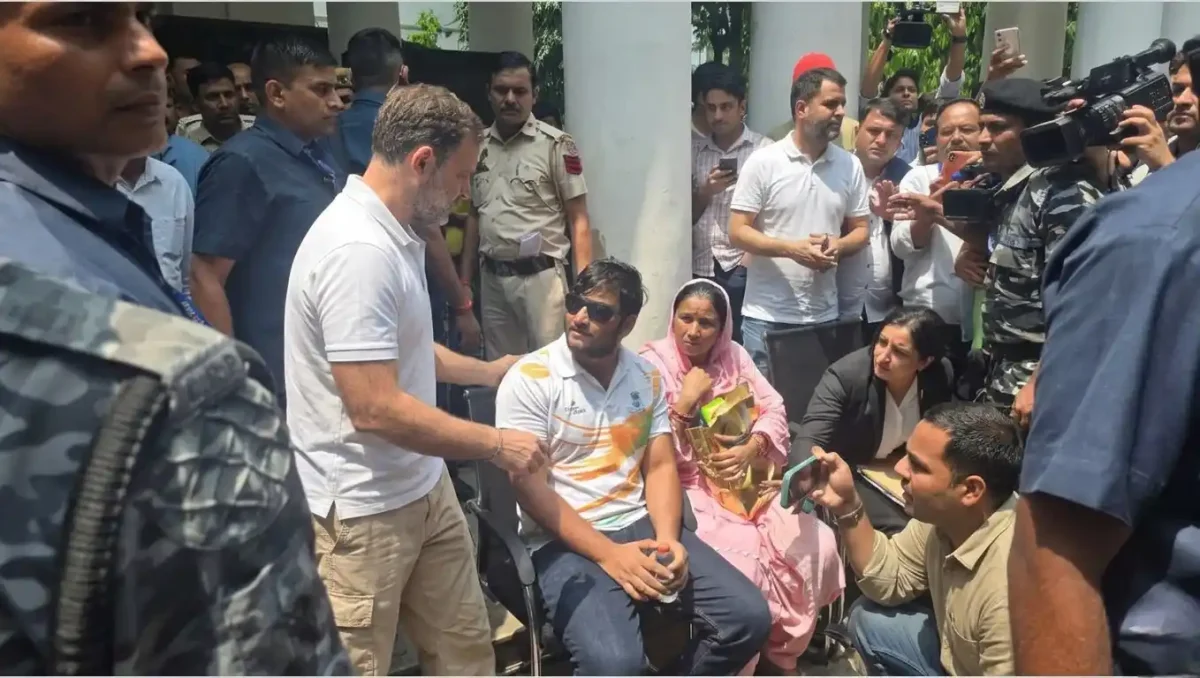 थाने के फर्श पर भजन और चरखा: राहुल-प्रियंका का अनोखा सियासी सत्याग्रह