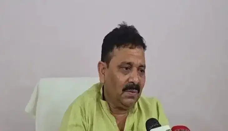 मंत्री रविंद्र जायसवाल का समाजवादी पार्टी पर बड़ा हमला, सनातन और गेरुआ वस्त्र के अपमान पर दी कड़ी चेतावनी