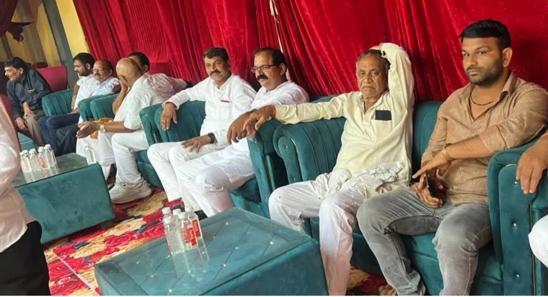 मुगलसराय: सपा नेता वीरेंद्र यादव ने दी श्रद्धांजलि, इन दिग्गजों को किया नमन