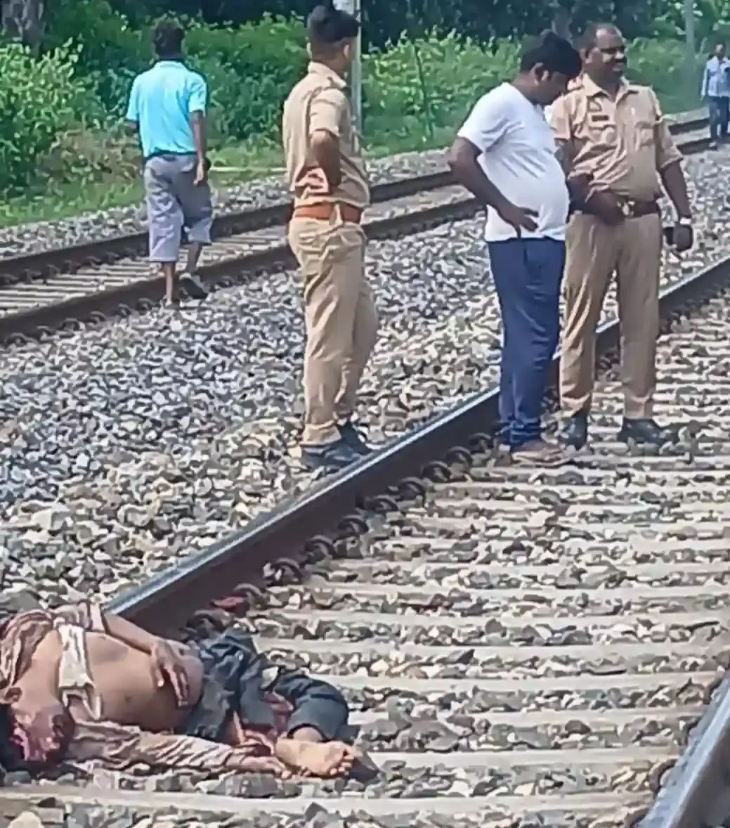 वाराणसी के सारनाथ में दिल दहला देने वाली घटना, रेलवे ट्रैक पर मिला 32 वर्षीय युवक का शव
