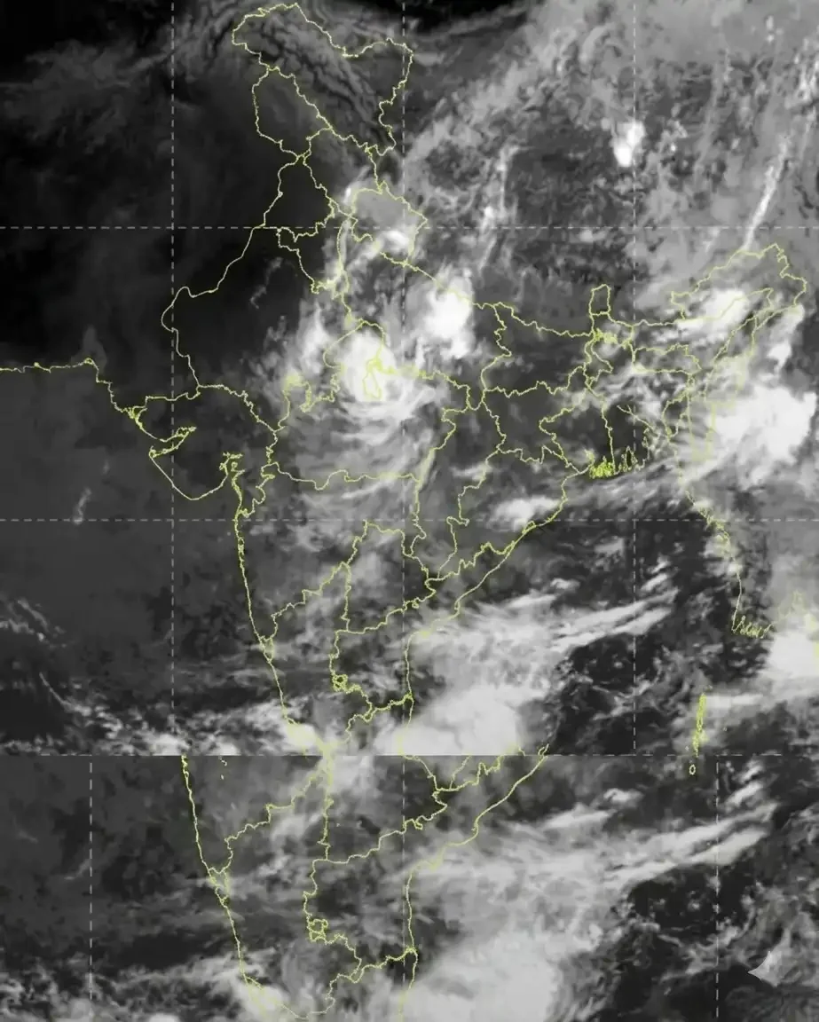 सैटेलाइट तस्वीरों में दिखा मॉनसून का खौफनाक रूप, इन राज्यों पर मंडराया खतरा