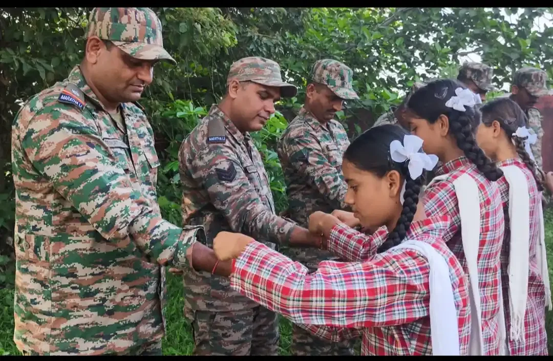 बॉर्डर पर अनोखी रक्षाबंधन: स्कूली बच्चियों ने फौजी भाइयों की कलाई पर बांधी राखी