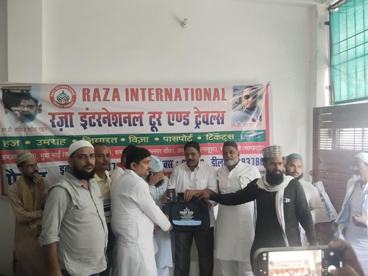 शरीफ राजा टूर्स ने उमराह यात्रियों को बांटी किट, दुआओं के साथ मुकद्दस सफर पर रवाना हुए अकीदतमंद