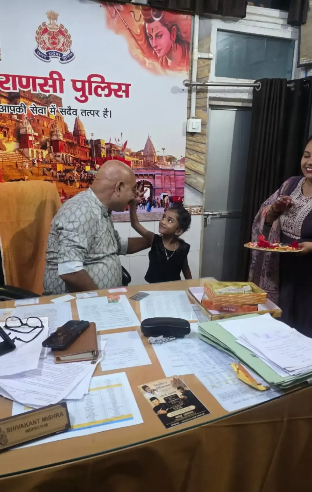 रक्षाबंधन पर सिगरा थाना प्रभारी शिवाकांत मिश्रा ने निभाई अनोखी मिसाल, मासूम बच्ची संग मनाया त्योहार