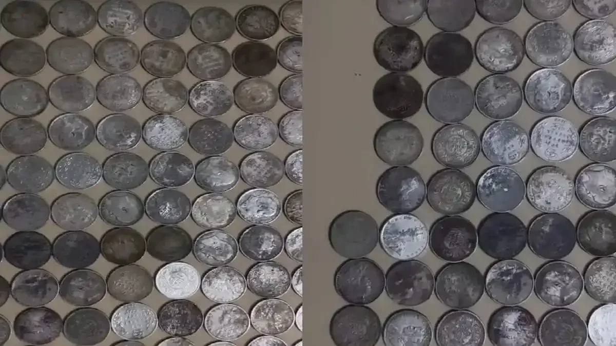मकान की नींव खुदाई में निकला 100 साल पुराना खजाना, आपस में बांटे चांदी के सिक्के