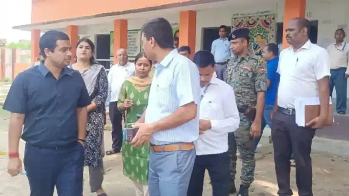 सुपौल में डीएम सावन कुमार का कड़ा एक्शन, भूमि विवाद निपटारे के बाद स्कूल पहुंचे और लिया क्लास