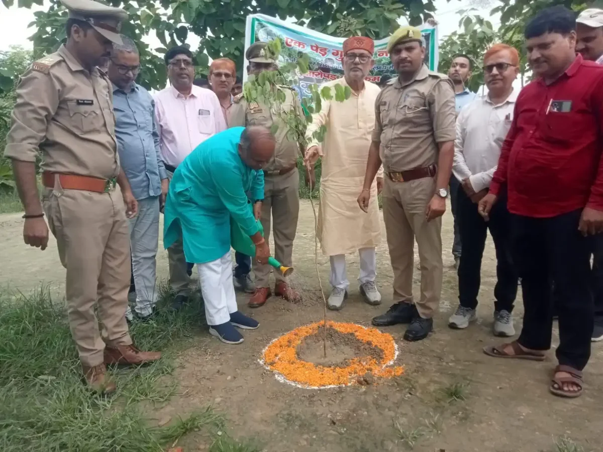 शिक्षक दिवस पर अनोखी पहल: वाराणसी में रोपे गए 2500 पौधे