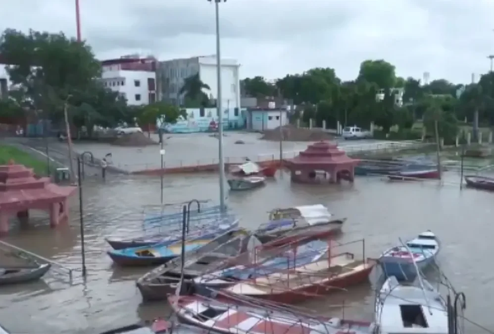 यूपी में कुदरत का तांडव: 37 जिलों में सैलाब का कहर, लाखों लोग बेघर और नदियां उफान पर