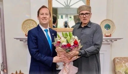 कश्मीर पर अमेरिका का यू-टर्न? उमर अब्दुल्ला से मिले अमेरिकी राजदूत सर्जियो गोर