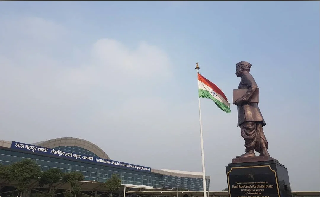 वाराणसी एयरपोर्ट पर अचानक चली गोली, मची अफरा-तफरी; मैगजीन निकालते वक्त हुआ हादसा