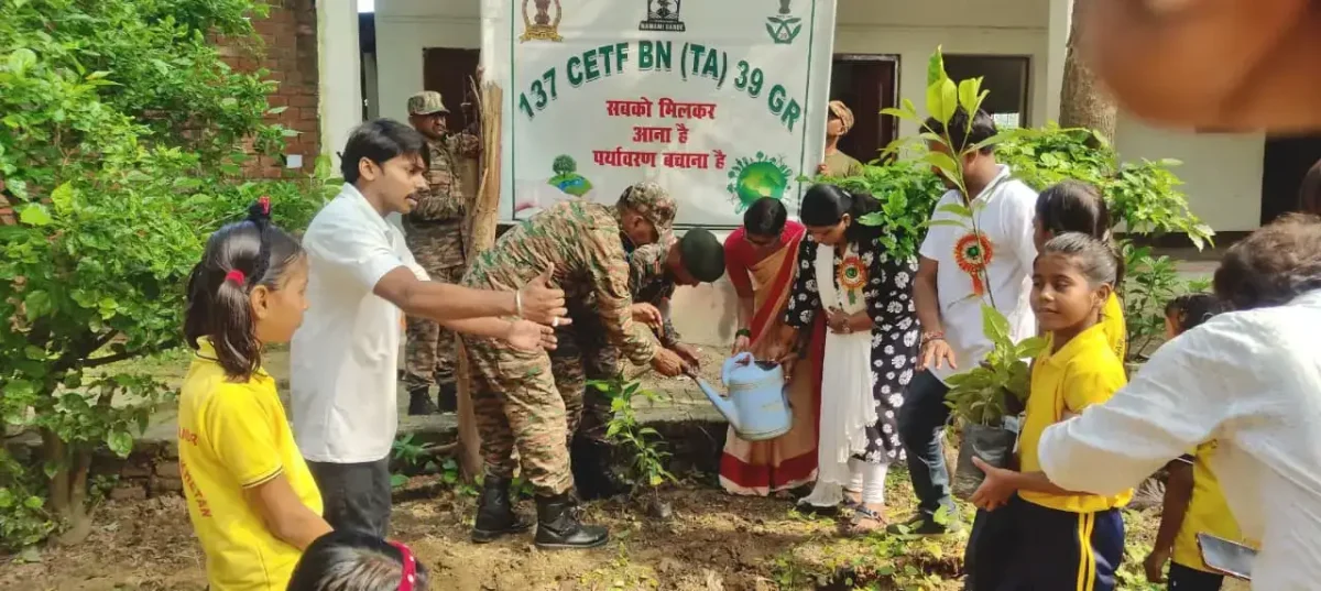 वाराणसी में सेना के जवानों ने बच्चों को पढ़ाई से हटकर सिखाई पर्यावरण की अनोखी पाठशाला