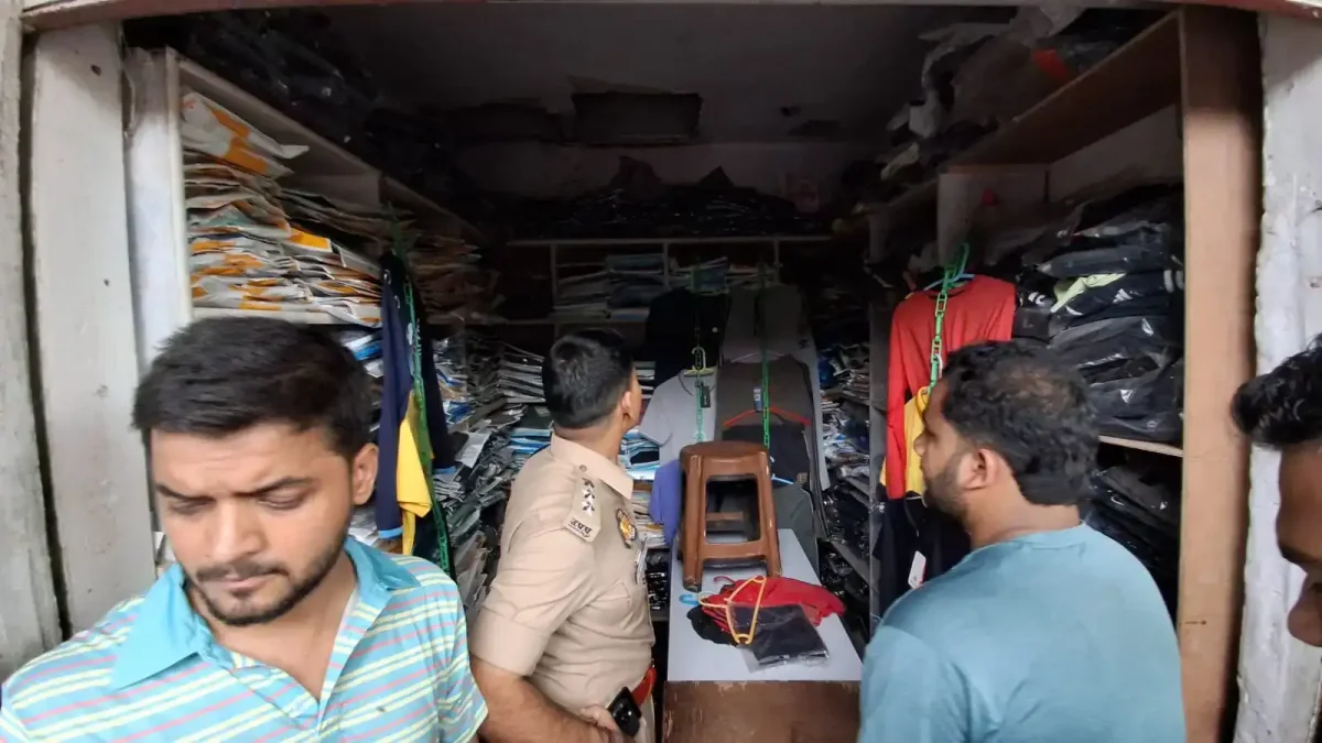 वाराणसी के बरेका गुमटी मार्केट में चोरों का तांडव, एक साथ 13 दुकानों पर धावा