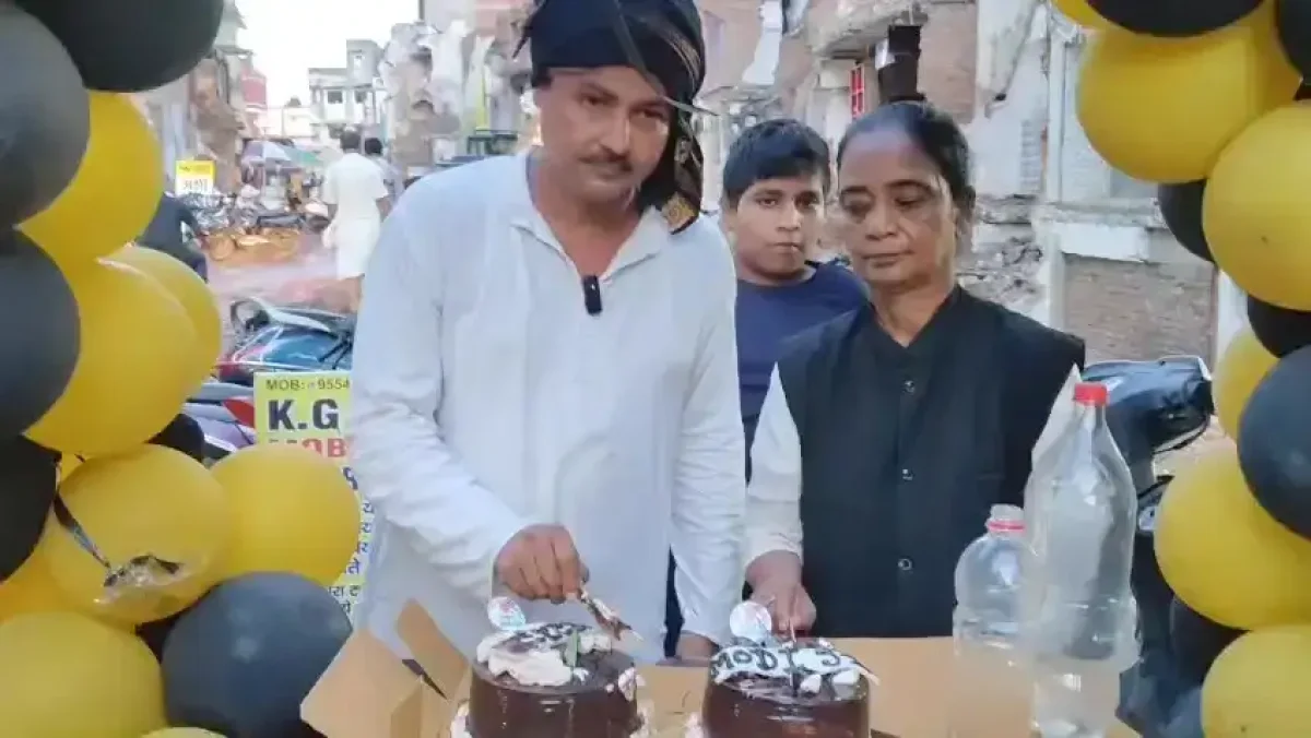 वाराणसी में अनोखा विरोध: काले गुब्बारे उड़ाए और ब्लैक केक काटकर जताया गुस्सा