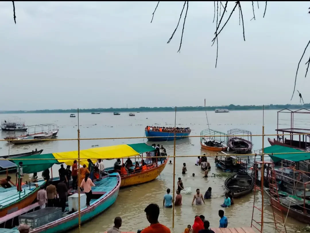 वाराणसी: प्रशासन के कड़े आदेश बेअसर, गंगा में धड़ल्ले से दौड़ रहीं नावें