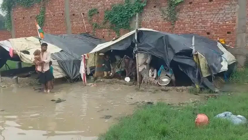 वाराणसी में बारिश के बीच पानी में डूबी झोपड़ी, मदद की आस में नट समुदाय