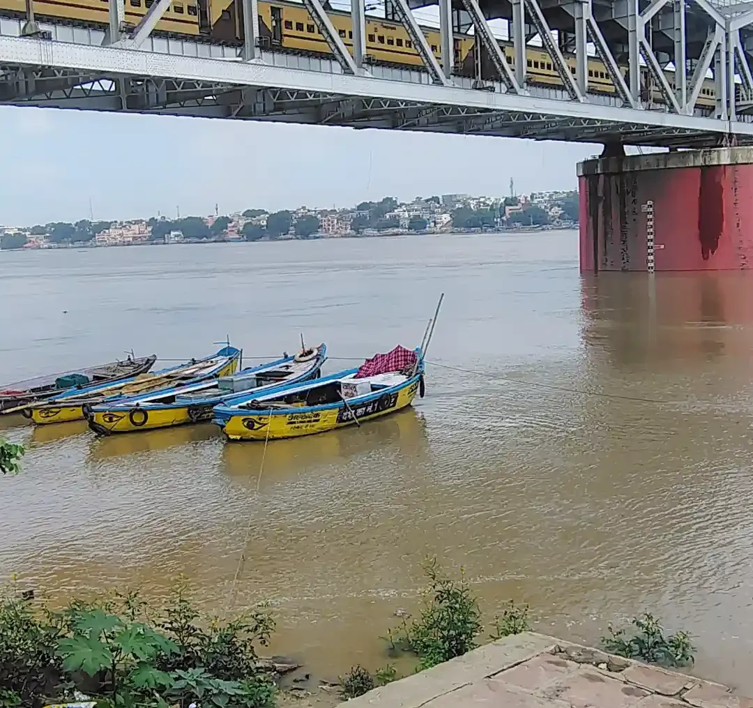 वाराणसी में गंगा का रौद्र रूप: 84 घाटों का संपर्क टूटा, आरती का स्थान बदला