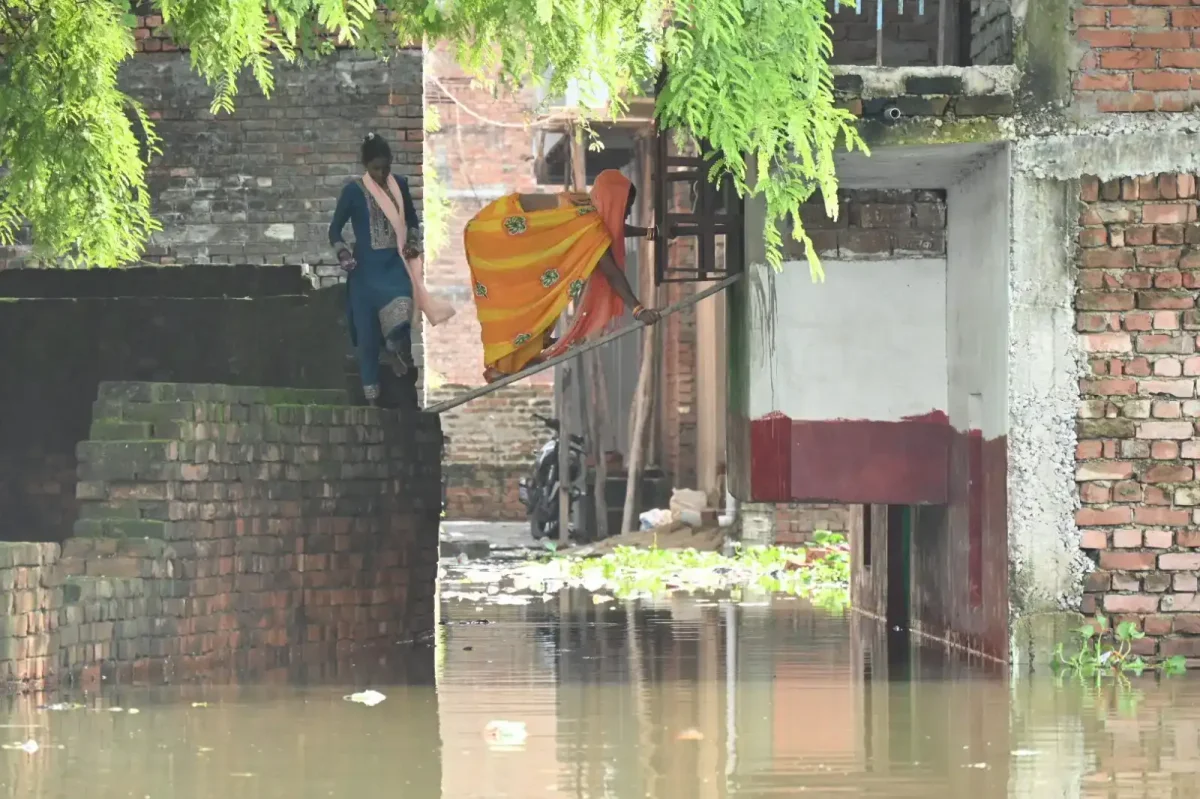 वाराणसी में गंगा का जलस्तर स्थिर, 69.62 मीटर पर थमी रफ्तार, वरुणा के उफान से राहत शिविरों में बढ़ी हलचल