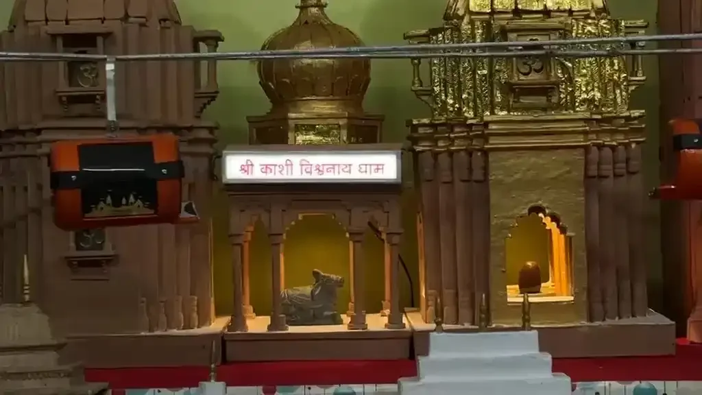 बदलता बनारस: जन्माष्टमी की अनोखी झांकी में रोपवे और वंदे भारत का संगम