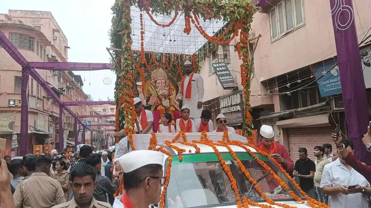 वाराणसी में दिखा मुंबई जैसा रंग: लालबाग के राजा की विसर्जन यात्रा में गूंजे ढोल-ताशे