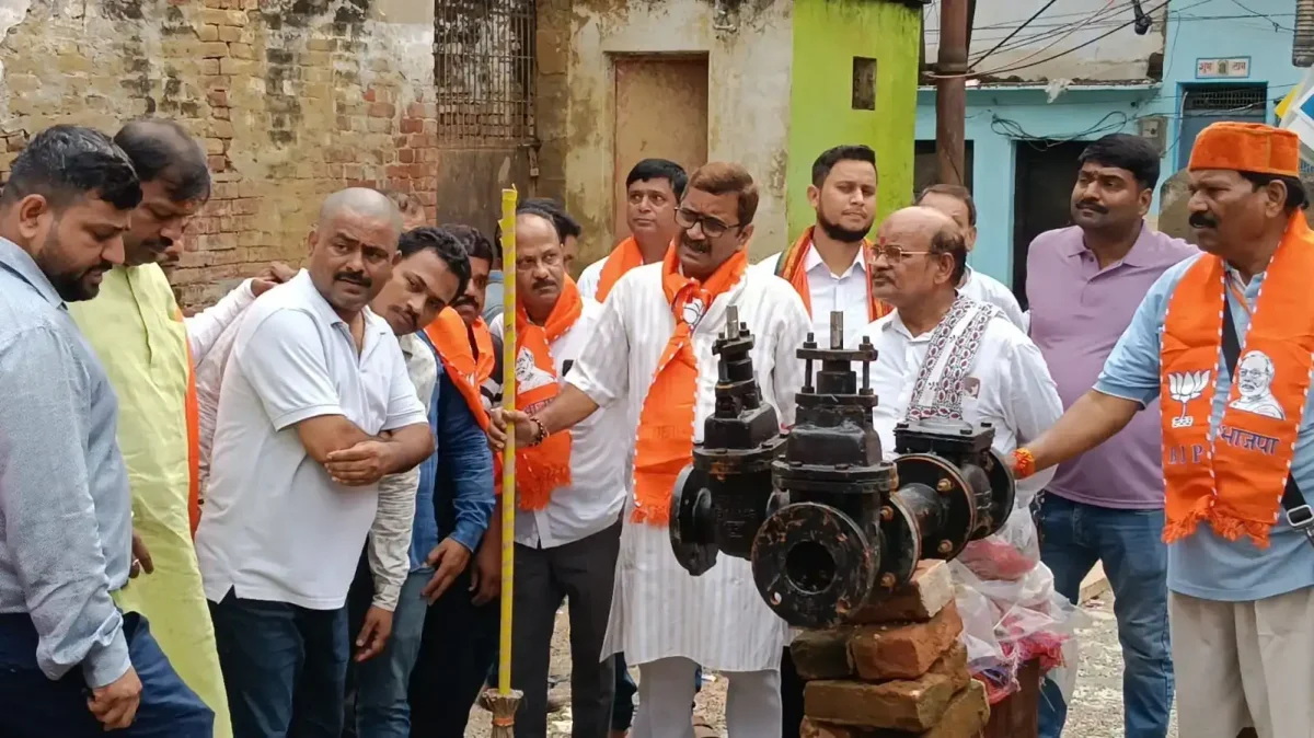 वाराणसी में विधायक का अनोखा जनसंपर्क: गलियों में घूमकर सुनी समस्याएं, दिए सख्त निर्देश