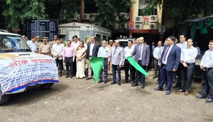 वाराणसी में राष्ट्रीय लोक अदालत की तैयारियाँ तेज, हरी झंडी दिखाकर रवाना हुए जागरूकता वाहन