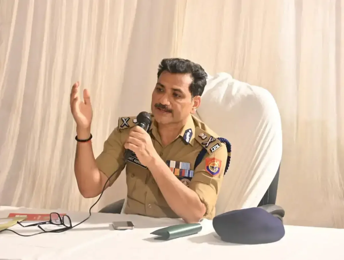 वाराणसी पुलिस की नई पहल: अब अधिकारी गोद लेंगे थाने, होगी सख्त निगरानी