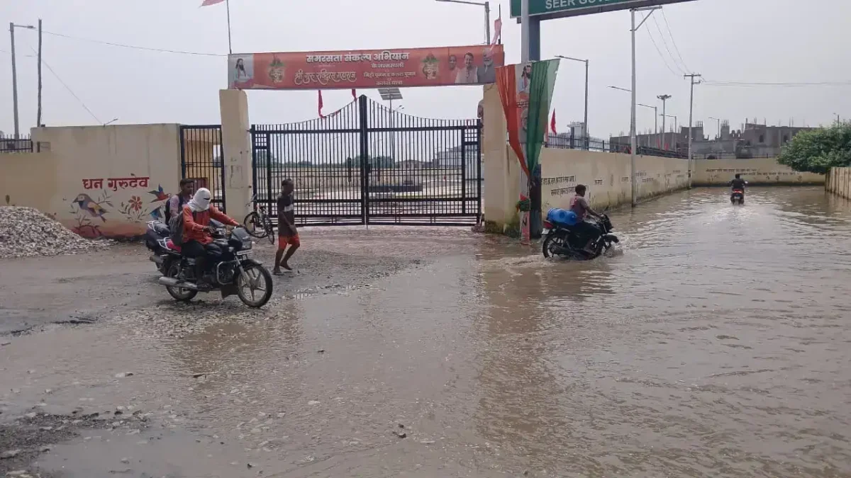 वाराणसी में रविदास पार्क के पास सीवर के पानी से भरी सड़क बनी जानलेवा मुसीबत