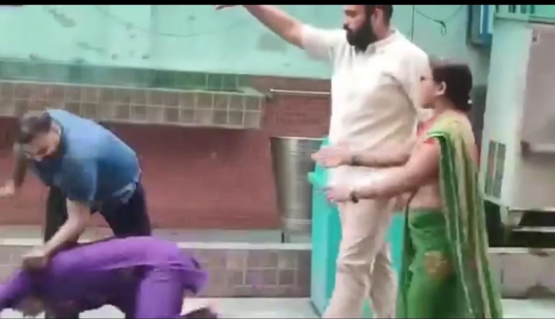 वाराणसी के स्कूल में महिला से मारपीट का वीडियो वायरल, मची खलबली