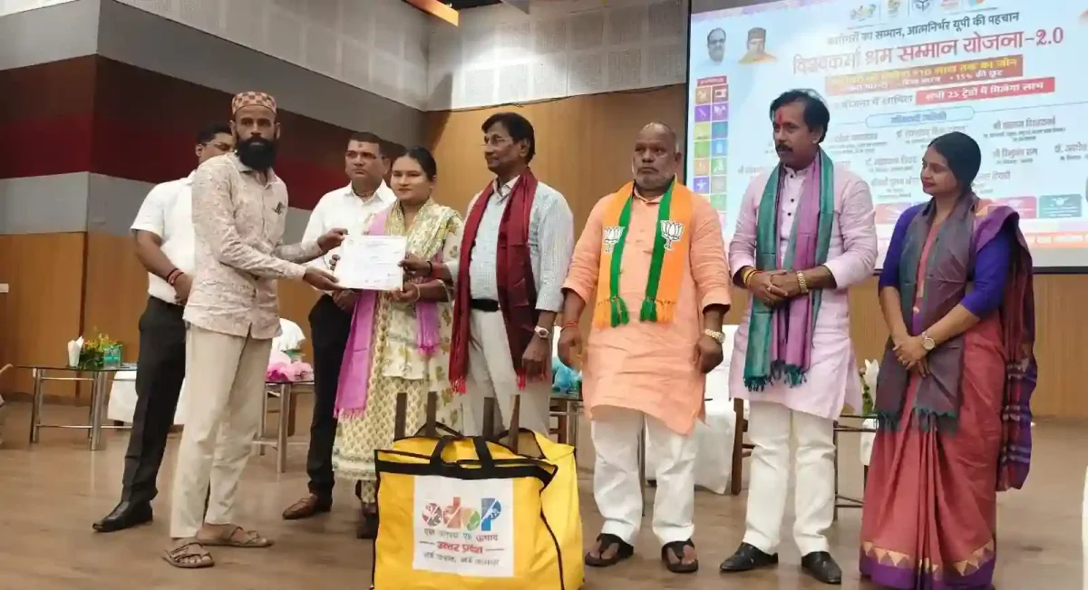 वाराणसी में विश्वकर्मा जयंती पर 350 कारीगरों को मिली टूलकिट, युवाओं को मिला ऋण