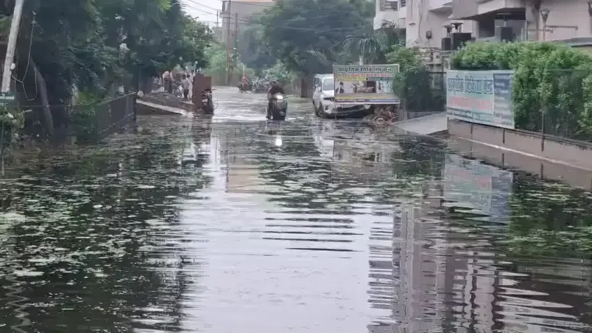 वाराणसी के इस इलाके में 20 दिन से घुटने तक पानी, अस्पताल के आगे डूबी गाड़ियां